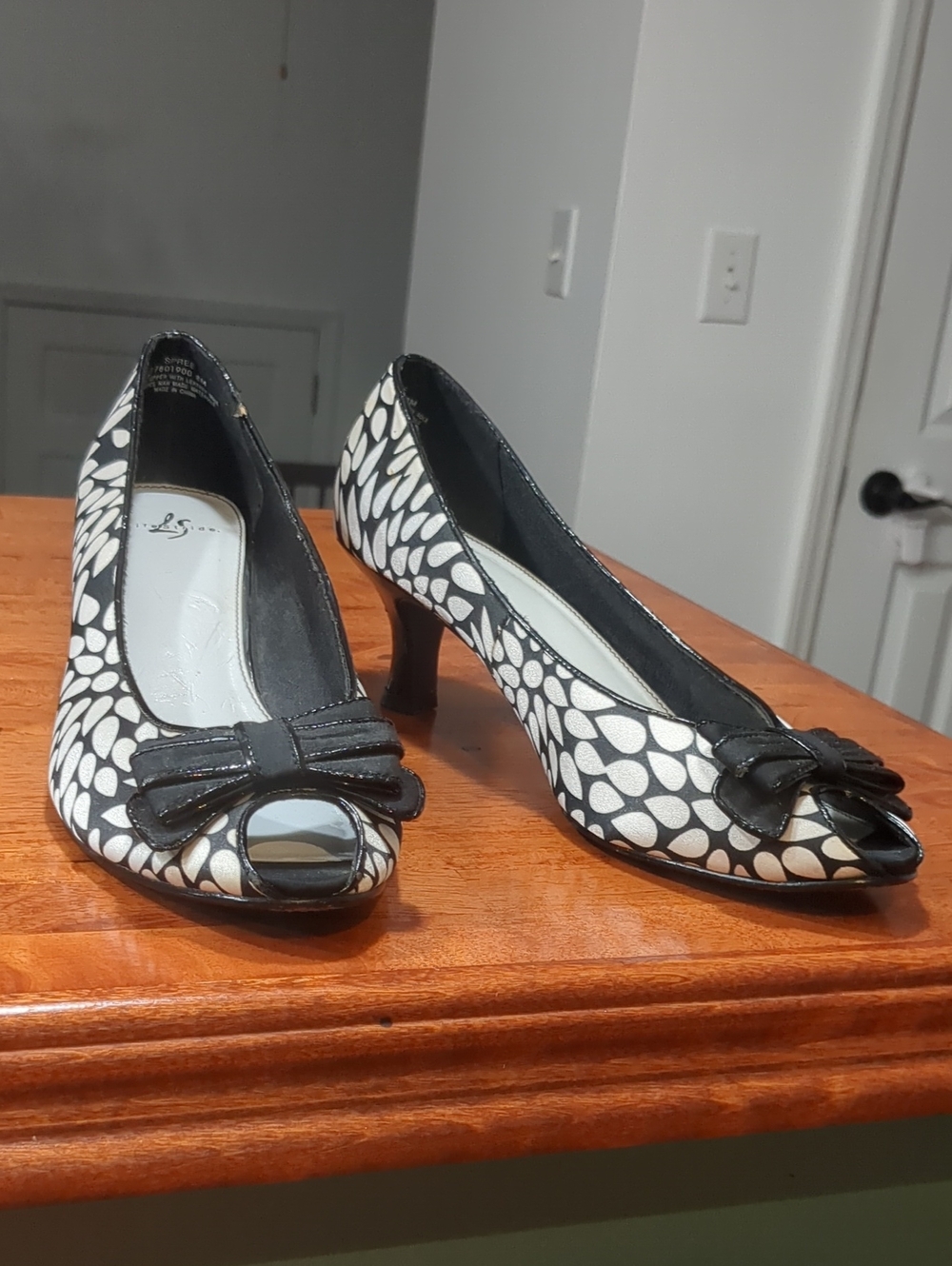 Black & White Abstract Peeble Print Peep-Toe Bow Pumps - Women, Size 8M